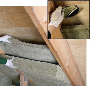 Käyttöullakko: Eristelevy asennetaan paksumman levyn taakse Käyttöullakko: Työnnä 45 mm:n eristelevy paksumman levyn taakse